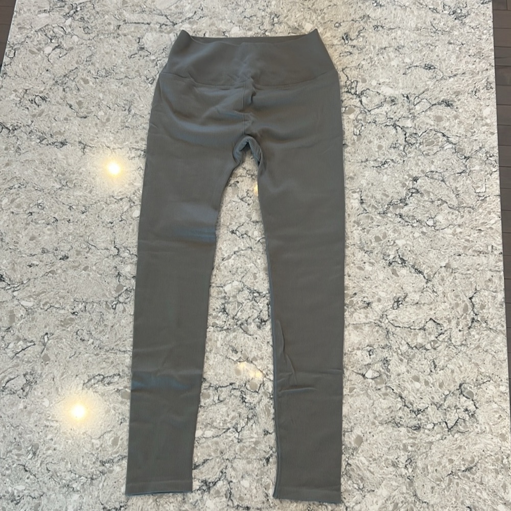 NWOT Alo Yoga Seamless High-Waist Ribbed Legging - Sterling color M